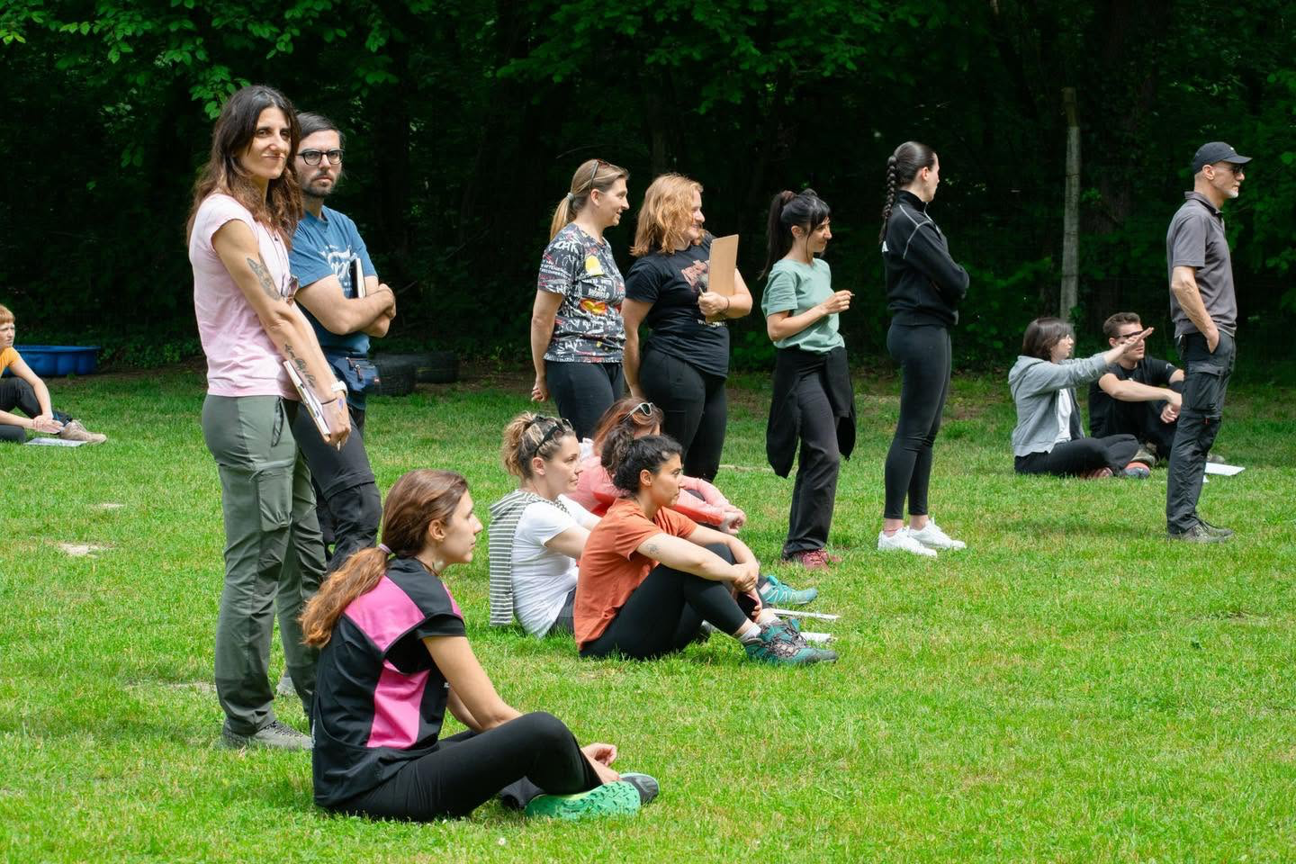 Corsisti SocialDog durante una lezione pratica in campo