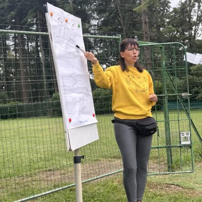 Docenza in campo con lavagna durante un corso SocialDog